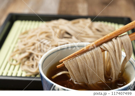 蕎麦　箸あげ　箸で持ち上げる 117407499