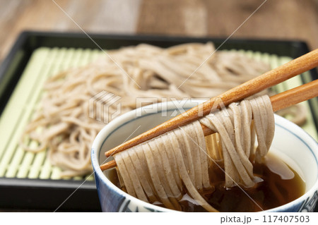 蕎麦 箸あげ 箸で持ち上げる 蕎麦 箸あげ 箸で持ち上げる 117407503