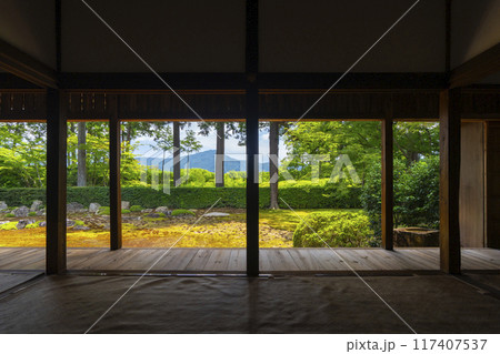 夏の京都洛北 圓通寺 比叡山を眺める美しい額縁庭園 夏の京都洛北 圓通寺 比叡山を眺める美しい額縁庭園 117407537