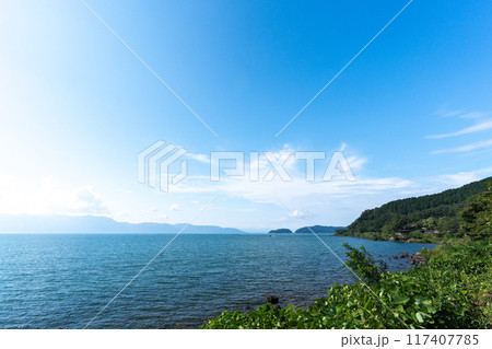 穏やかな真夏の琵琶湖の情景 117407785