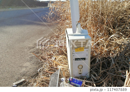 河原に不法投棄されたパソコン・モニター(横向) 河原に不法投棄されたパソコン・モニター(横向) 117407889