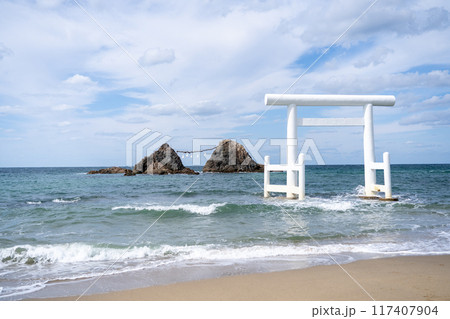 糸島の海に浮かぶ白い鳥居 糸島の海に浮かぶ白い鳥居 117407904