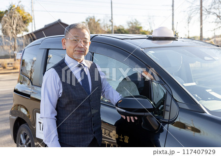 中高年男性　タクシードライバー 117407929