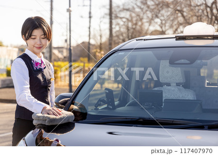 タクシーを磨く女性ドライバー タクシーを磨く女性ドライバー 117407970