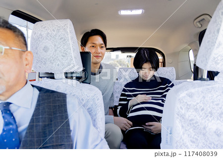 タクシー病院に移動する妊婦　夫婦　破水 117408039