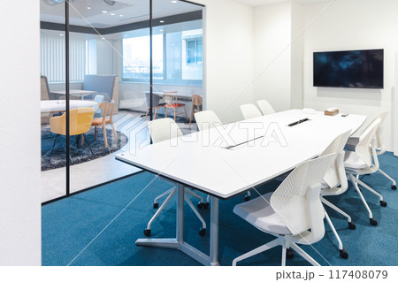 ガラス張りの会議室 117408079