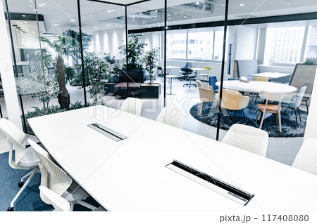 ガラス張りの会議室 117408080