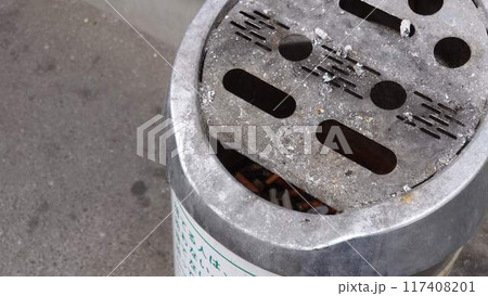 灰皿と吸殻 117408201