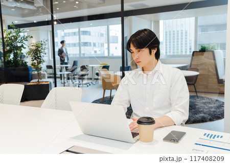 会議　リモート　ビジネスマン 117408209