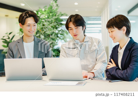 営業 設計 開発 連携 ビジネスシーン 営業 設計 開発 連携 ビジネスシーン 117408211