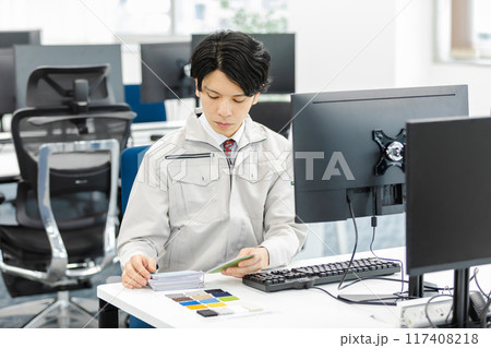 作業着の男性　設計者　開発者　イメージ 117408218