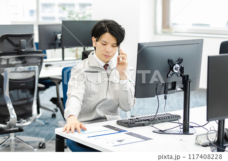 作業着の男性 設計者 開発者 イメージ 作業着の男性 設計者 開発者 イメージ 117408228