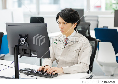 作業着の男性 設計者 開発者 イメージ 作業着の男性 設計者 開発者 イメージ 117408256