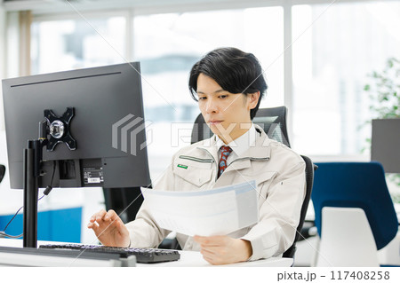 作業着の男性　設計者　開発者　イメージ 117408258