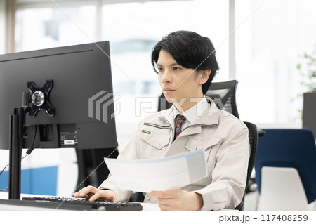 作業着の男性　設計者　開発者　イメージ 117408259