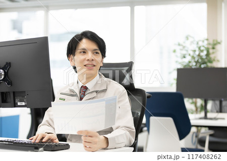 作業着の男性 設計者 開発者 イメージ 作業着の男性 設計者 開発者 イメージ 117408262