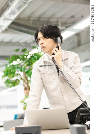 作業着の男性 設計者 開発者 イメージ 作業着の男性 設計者 開発者 イメージ 117408265