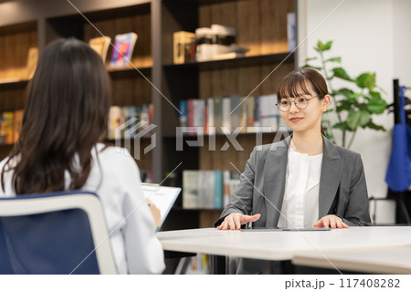 医療従事者と打合せをするMR 医療従事者と打合せをするMR 117408282