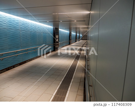 東京都市風景　誰もいない都心の地下連絡通路 117408309