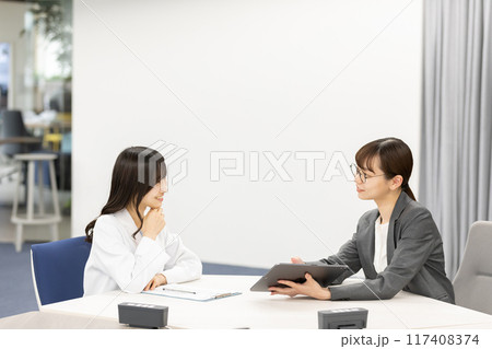 医療従事者と打合せをするMR 117408374