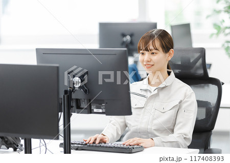 作業着で働くビジネスウーマン 117408393