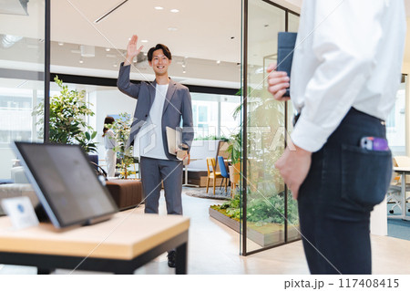 デザイナーズオフィスで働くビジネスマン 受付け ロビー デザイナーズオフィスで働くビジネスマン 受付け ロビー 117408415