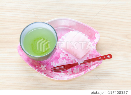 お皿に乗せたお茶菓子、すあまと日本茶 117408527