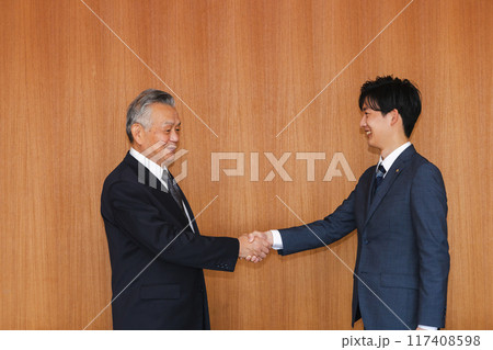 握手をする政治家 握手をする政治家 117408598