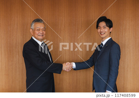 握手をする政治家 117408599