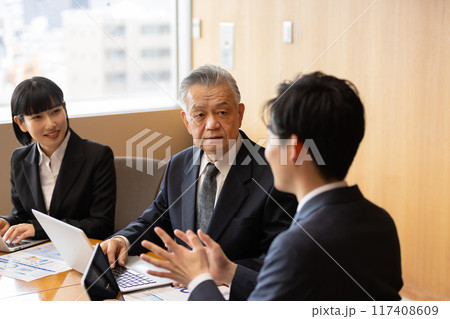 円卓　重厚感　会議イメージ 117408609