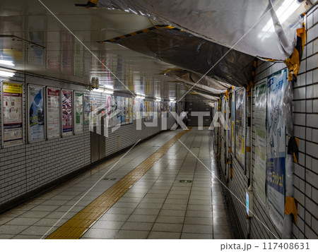 東京都市風景 雨漏りの応急処置を施している都心の地下連絡通路 東京都市風景 雨漏りの応急処置を施している都心の地下連絡通路 117408631