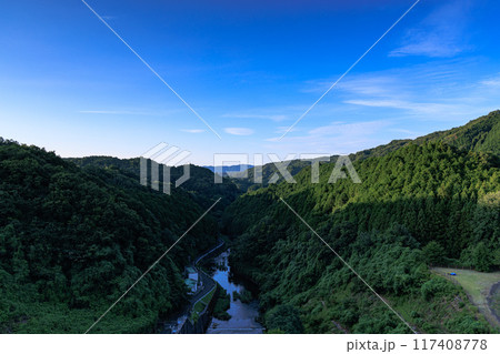 2024年夏布目ダム北(布目川)方向の夕景　日没が近くなり山肌を覆って行く影 117408778