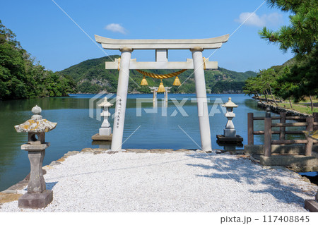 夏の青空と対馬和多都美神社の風景 夏の青空と対馬和多都美神社の風景 117408845