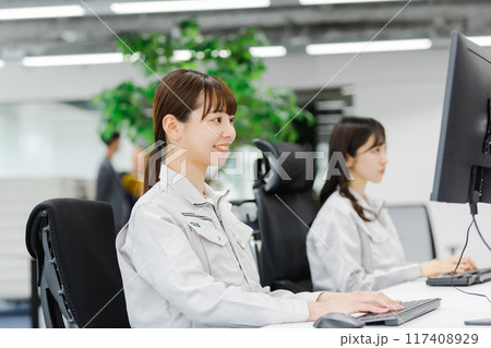 作業着で働くビジネスウーマン 117408929