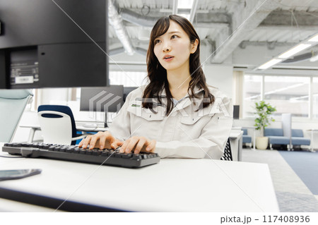 作業着で働くビジネスウーマン 117408936