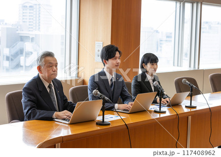 政治家　円卓　重厚感　議員バッジ　会議イメージ 117408962
