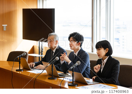 政治家　円卓　重厚感　議員バッジ　会議イメージ 117408963