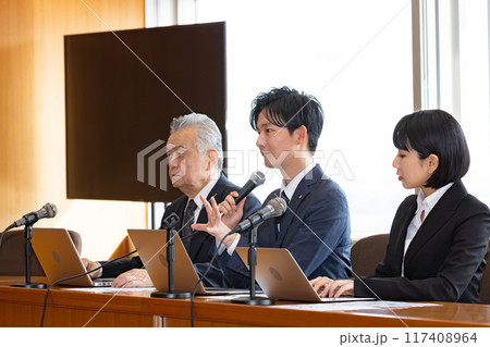 政治家 円卓 重厚感 議員バッジ 会議イメージ 政治家 円卓 重厚感 議員バッジ 会議イメージ 117408964