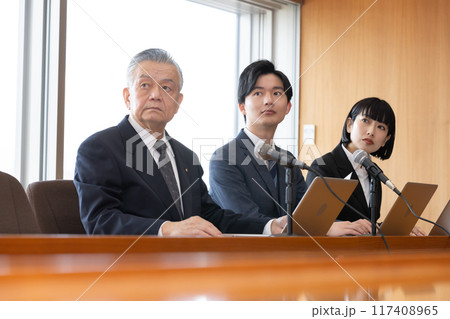 政治家 円卓 重厚感 議員バッジ 会議イメージ 政治家 円卓 重厚感 議員バッジ 会議イメージ 117408965