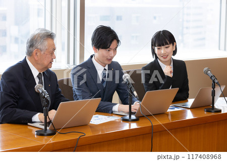 政治家 円卓 重厚感 議員バッジ 会議イメージ 政治家 円卓 重厚感 議員バッジ 会議イメージ 117408968