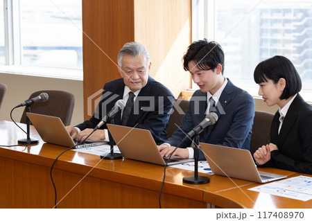 政治家　円卓　重厚感　議員バッジ　会議イメージ 117408970