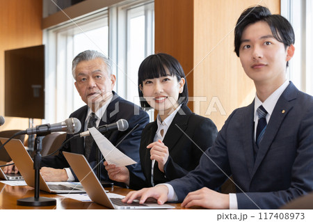 政治家 円卓 重厚感 議員バッジ 会議イメージ 政治家 円卓 重厚感 議員バッジ 会議イメージ 117408973
