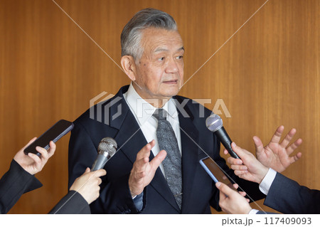 報道陣の質疑応答に応えるシニアビジネスマン 117409093