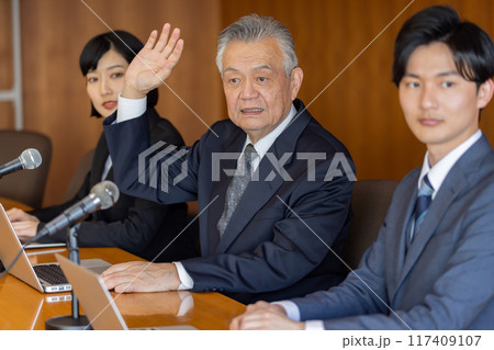 経営会議 挙手 経営会議 挙手 117409107