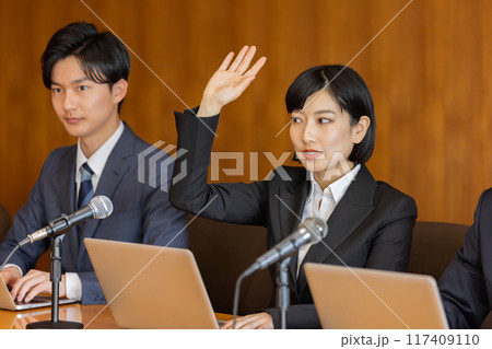 経営会議 挙手 経営会議 挙手 117409110