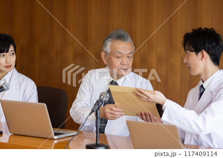 医療関係者　手術前カンファレンス 117409114