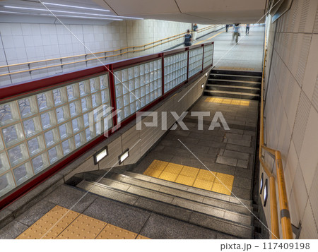 東京都市風景　天井が低く安全のため掘り下げられている都心の地下連絡通路 117409198