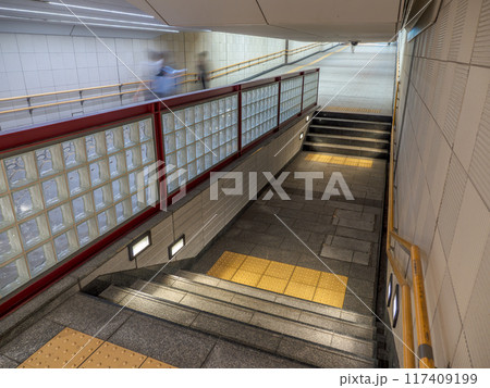 東京都市風景 天井が低く安全のため掘り下げられている都心の地下連絡通路 東京都市風景 天井が低く安全のため掘り下げられている都心の地下連絡通路 117409199