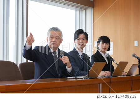 政治家 円卓 重厚感 議員バッジ 会議イメージ 政治家 円卓 重厚感 議員バッジ 会議イメージ 117409218