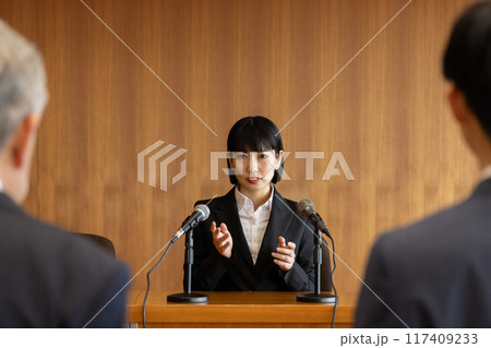 説明をする女性 説明をする女性 117409233